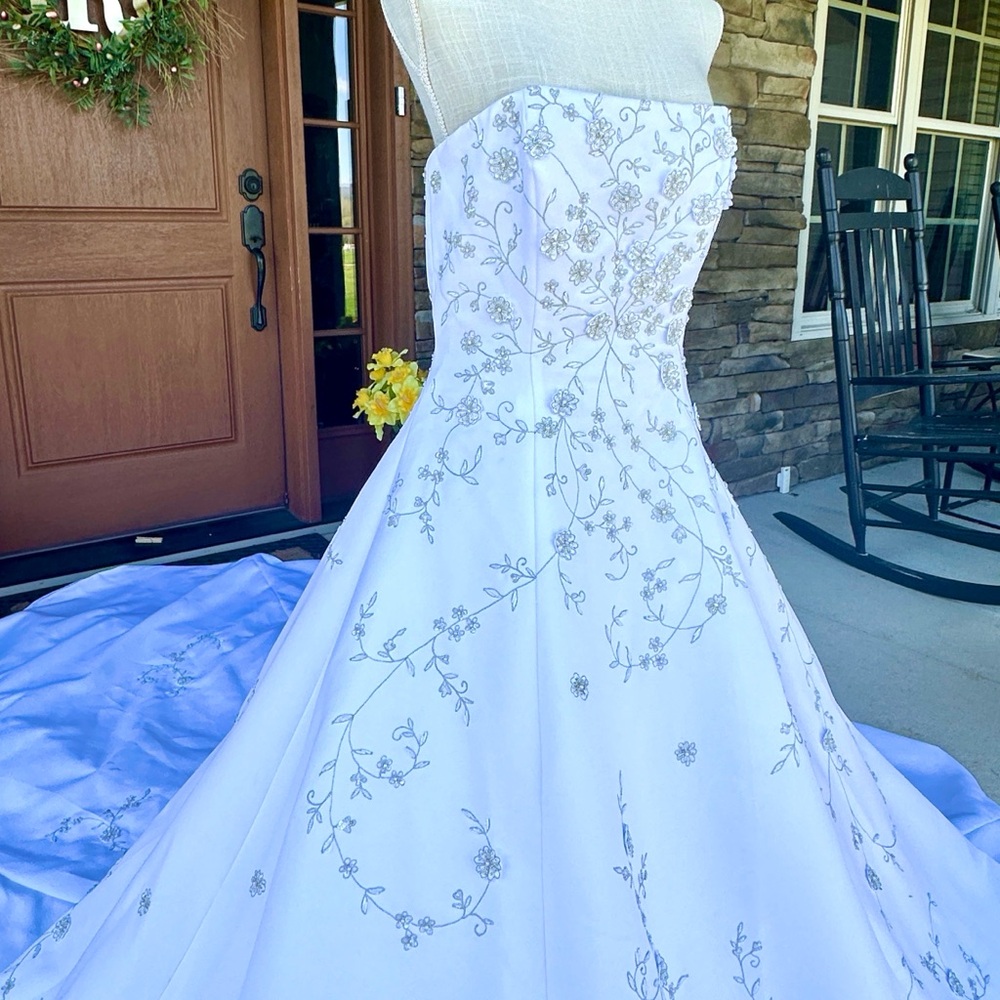 Forever Yours Embroidered Floral Wedding Dress New With Tags Size 10